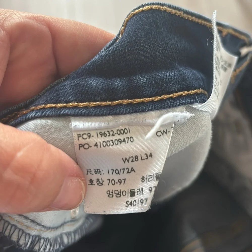 Levi’s 315 Shaping Bootcut in Dark Wash size 28